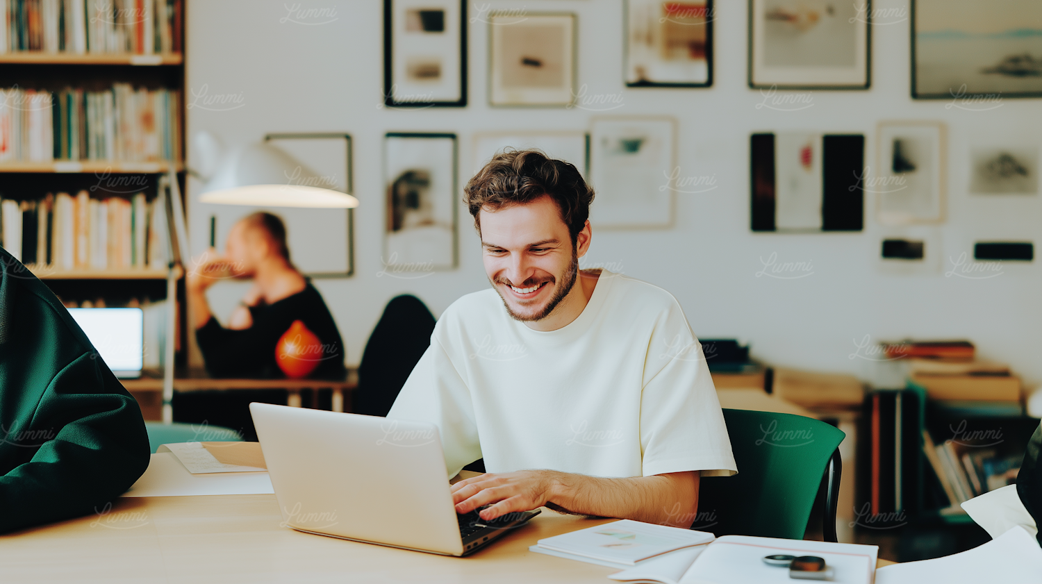 Wielu studentów łączy naukę z poszukiwaniem niezależności finansowej, często poprzez rozwijanie własnych projektów online.
