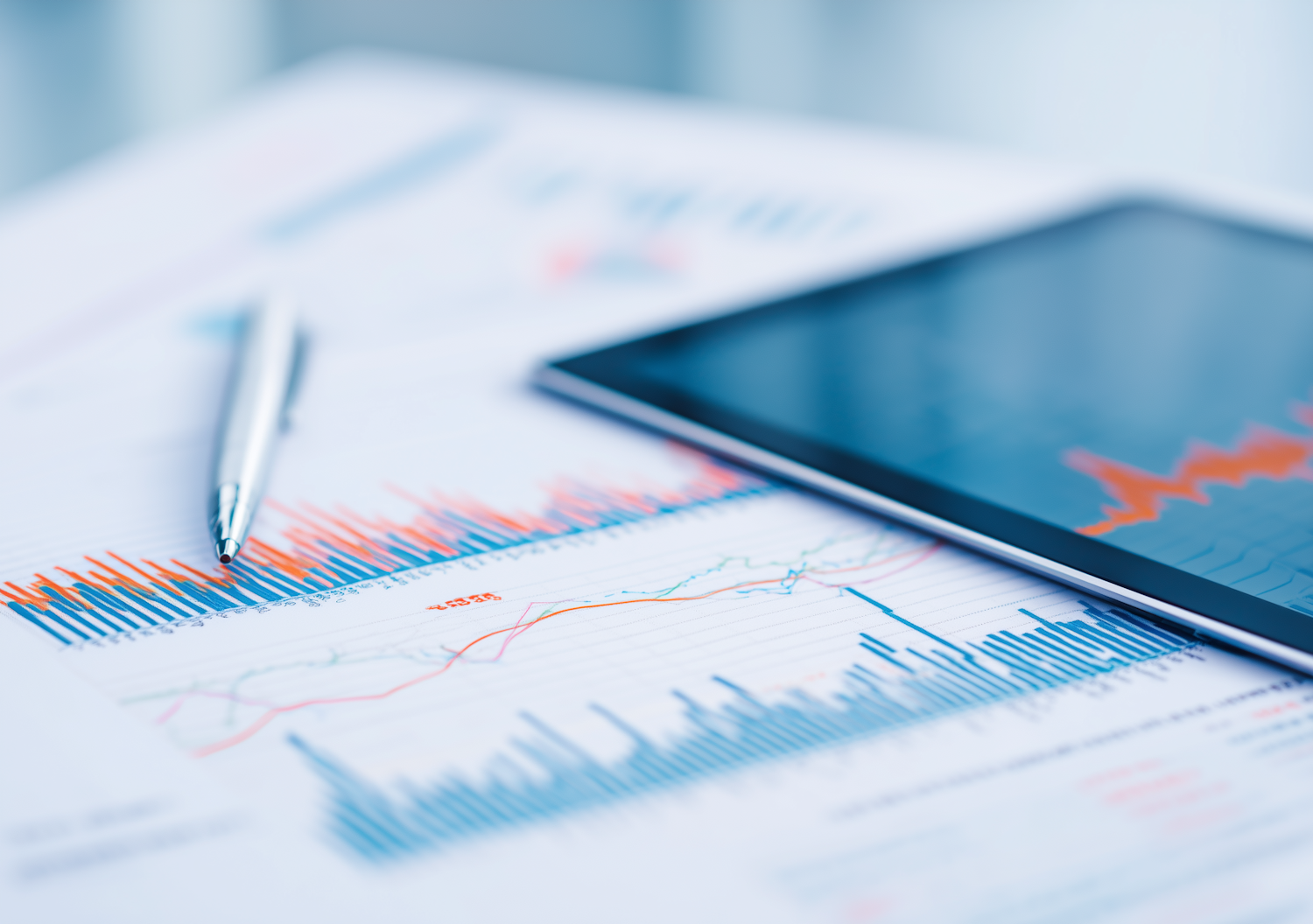 Osoba skupiona na analizie wykresów i danych na ekranie, wykorzystująca informacje z Google Analytics do optymalizacji strategii sprzedaży.