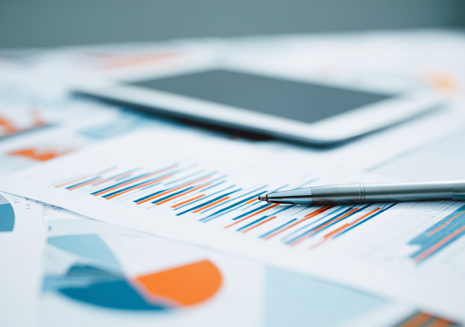 Osoba analizująca dane z kampanii reklamowych, aby zoptymalizować budżet i zwiększyć skuteczność działań marketingowych.