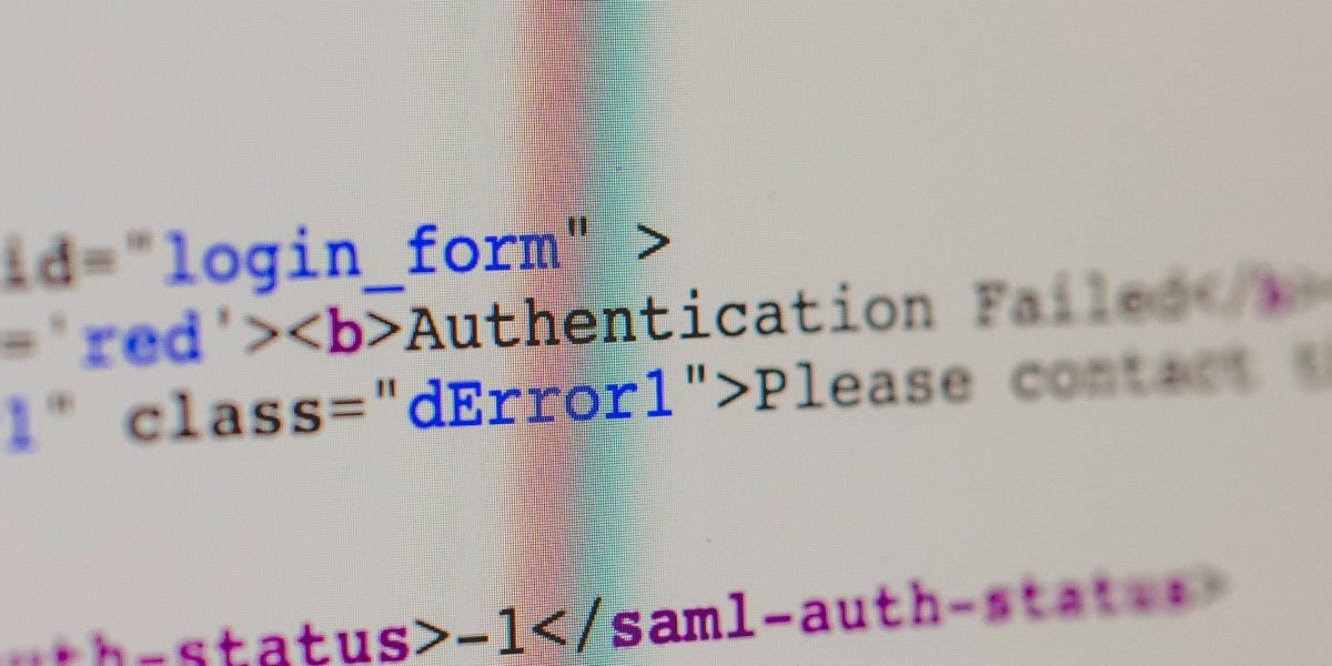 Grupa osób dyskutujących i wspierających się nawzajem, symbolizująca wartość społeczności online i wsparcia eksperckiego dla dropshipperów.