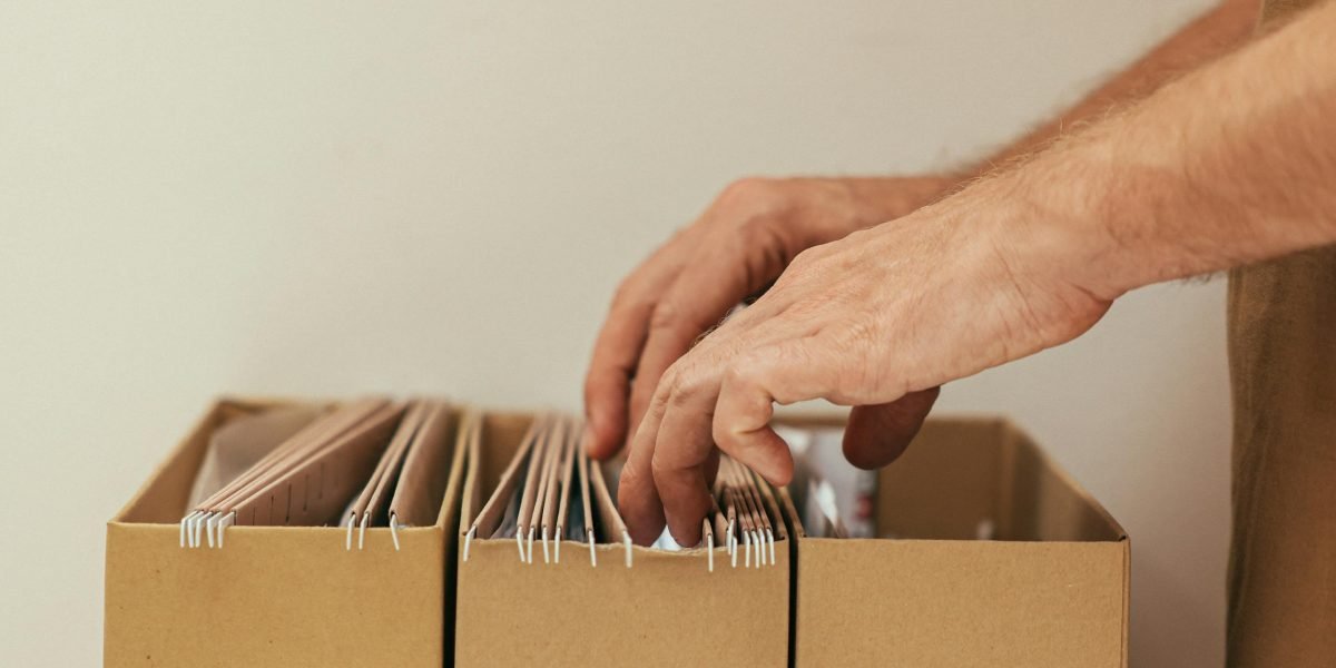 Skuteczne zarządzanie danymi jest fundamentem dla utrzymania porządku i efektywności w dropshippingu, chroniąc przed chaosem i błędami.