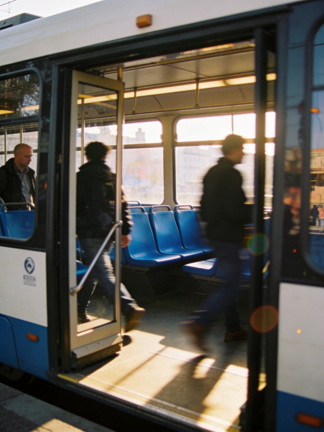 Osoba kupująca bilet autobusowy za pomocą aplikacji mobilnej na smartfonie, korzystając z wygody i oszczędności czasu.